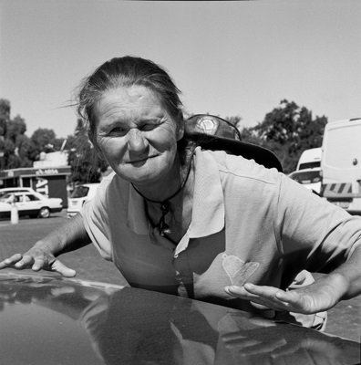 Corrie Saayman, surveillante de parking, Outsdhoorn, Afrique du Sud, 2013 © Katharine Cooper, 2013