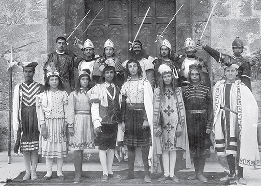 Ibrahim Al Twal, de la tribu des ‘Azeizât à Madaba, ancêtre de l’actuel patriarche de Jérusalem. La photographie est prise devant le presbytère latin. 1905.