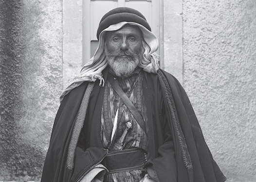 Ibrahim Al Twal, de la tribu des ‘Azeizât à Madaba, ancêtre de l’actuel patriarche de Jérusalem. La photographie est prise devant le presbytère latin. 1905.