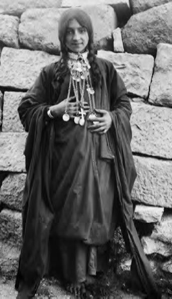 Jeune fille de la tribu des ‘Azeizât à Madaba (Jordanie). Au milieu de sa parure est suspendue une croix. 1905