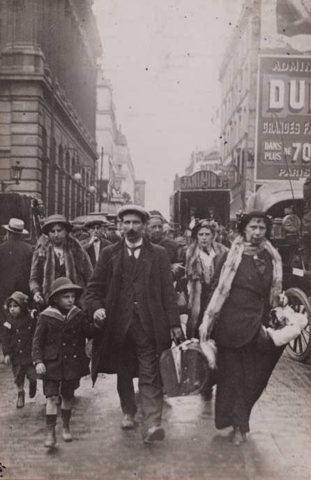 Charles Lansiaux, « Un train qui vient du Nord, on aperçoit plusieurs familles épouvantées qui viennent demander asile à des parents qui sont dans la capitale » Photographie prise entre le 20 et le 30 août 1914. Acquise par la BHVP le 28 septembre 1914 © Charles Lansiaux/BHVP/Roger-Viollet