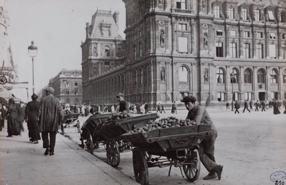 Charles Lansiaux, « Place de l'Hôtel de Ville. Les quartiers les plus riches sont envahis par de nombreuses voitures de fruits et de légumes qui se vendent à vil prix ». Photographie prise entre le 20 et le 30 août 1914. Acquise par la BHVP le 28 septembre 1914 © Charles Lansiaux/BHVP/Roger-Viollet