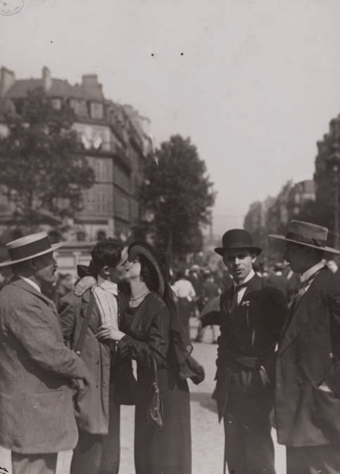 Charles Lansiaux, « Gare de Lyon. Derniers baisers avant le départ ». Photographie prise entre le 10 et le 20 août 1914 Acquise par la BHVP le 28 septembre 1914 © Charles Lansiaux/BHVP/Roger-Viollet