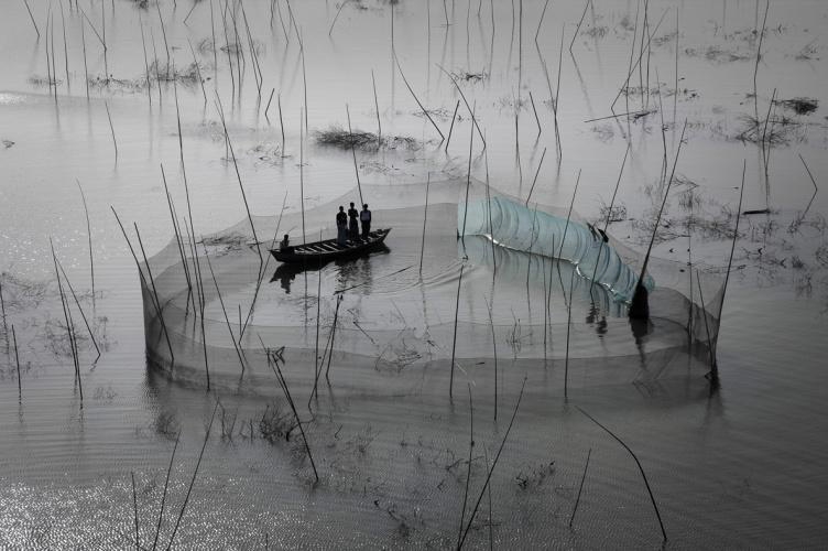 © Yann Arthus-Bertrand Filet de pêche dans la région de Dhaka, Bangladesh