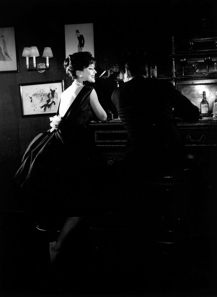 Guy Laroche 1957  Marie Hlne Arnaud -Top model de l'poque- au bar de chez Maxim's © Pierre Boulat / Cosmos