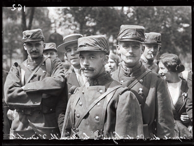 Guerre 1914-1918. Cinquième journée de mobilisation à Paris. Départ du 5ème régiment d'infanterie de ligne, l'un des plus anciens de l'armée française (créé en 1558). A la mobilisation, il prendra le nom du 205e régiment d'infanterie. Soldats portant leur médaille d'identité, 6 août 1914. © Caudrilliers / Excelsior – L'Équipe / Roger-Viollet