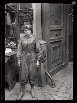 Les nouveaux métiers des femmes depuis la guerre" : Automobiliste. Paris, juin 1917. © Excelsior – L’Equipe / Roger-Viollet