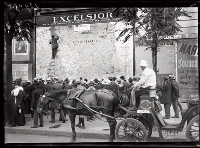 Mise à jour de la carte du front, offerte par "Excelsior" aux Parisiens, boulevard des Italiens. Paris (IXème arr.), fin août 1917.© Excelsior – L’Equipe / Roger-Viollet