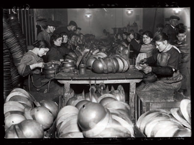 La fabrication des casques et l'une des plus typiques industries de la guerre". Soudure des bandes tenant la coiffe et des anneaux de la jugulaire. Photographie parue dans le journal "Excelsior" du samedi 29 janvier 1916. © Wackernie / Excelsior – L'Équipe / Roger-Viollet