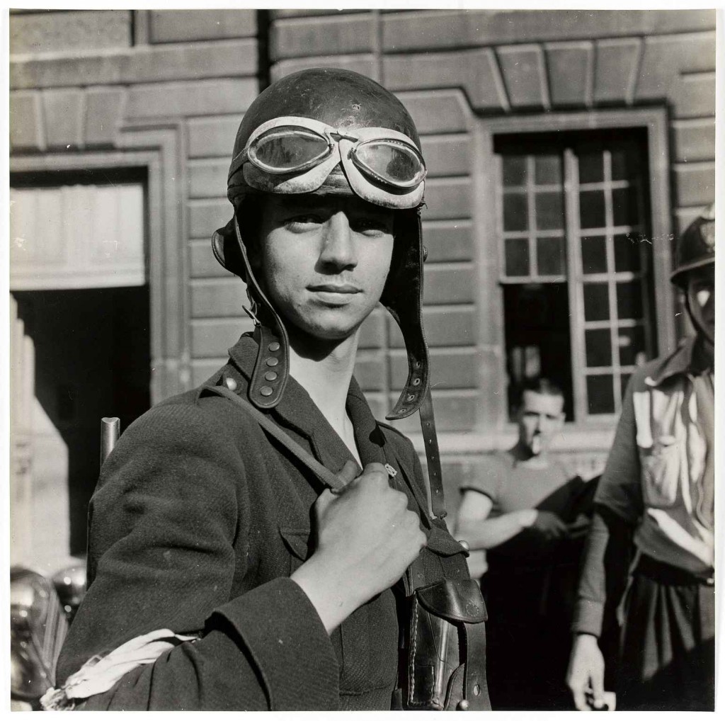 Séeberger Jean, "Libération de Paris - 22 ou 23 août 1944 - Portrait du F.F.I. Michel Aubry dans la Préfecture de Police, cour du 19 août 1944 (anciennement cour Chiappe), 4e arrondissement".