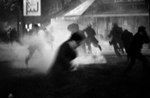 Nuit d’émeute au Quartier latin, 10 et 11 mai 1968. © Bruno Barbey / Magnum Photos