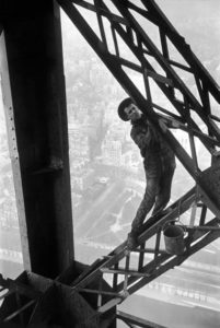 Zazou, le peintre de la tour Eiffel, 1953. © Marc Riboud / Magnum Photos