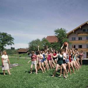 Des jeunes femmes font un jeu de balle dans une maison de repos pour filles, Hotzenwald - Forêt Noire, été 1964