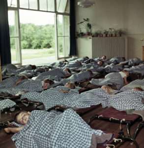 Enfants à la sieste dans un jardin d'enfants, Bremen probablement, été 1956