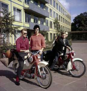 Jeunes devant la maison du politicien Frits Henssler, Dortmund, 1959