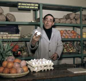 Un marchant de fruits et légumes dans son garage, Bonn, 1955