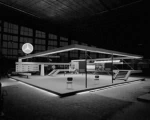 Stand de Mercedes-Benz à l’exposition internationale d’industrie et de commerce de São Cristóvão (projet d’Henri Maluf), Rio de Janeiro, 1960, Hans Gunter Flieg, Courtosie de l’Instituto