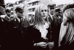 Marc Riboud La jeune fille à la fleur, 50 ans après