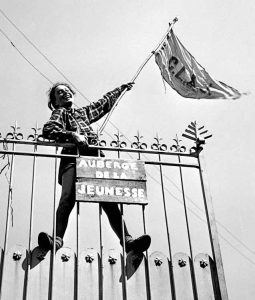 Lucienne sur la grille de l’auberge 1937 Photo © Pierre Jamet