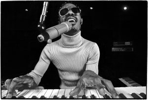 AL SATTERWHITE - STEVIE WONDER, LOS ANGELES, CA, 1974 (©AL SATTERWHITE/ LA GALERIE DE L’INSTANT)