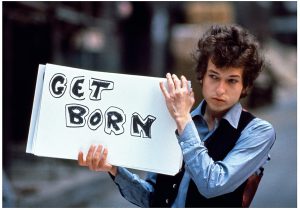 TONY FRANK - BOB DYLAN, TOURNAGE DU CLIP SUBTERRANEAN HOMESICK BLUES, LONDRES, 1965 (©TONY FRANK / LA GALERIE DE L’INSTANT)